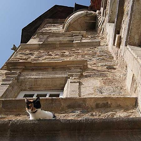 Maison Au Loup: 16th Century Hotel in Old Town Le Puy Exterior photo