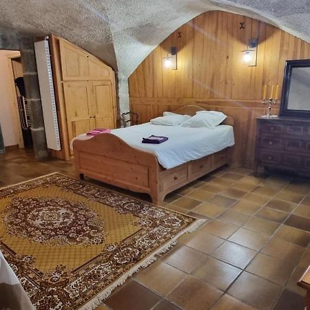 Maison Au Loup: 16th Century Hotel in Old Town Le Puy Exterior photo