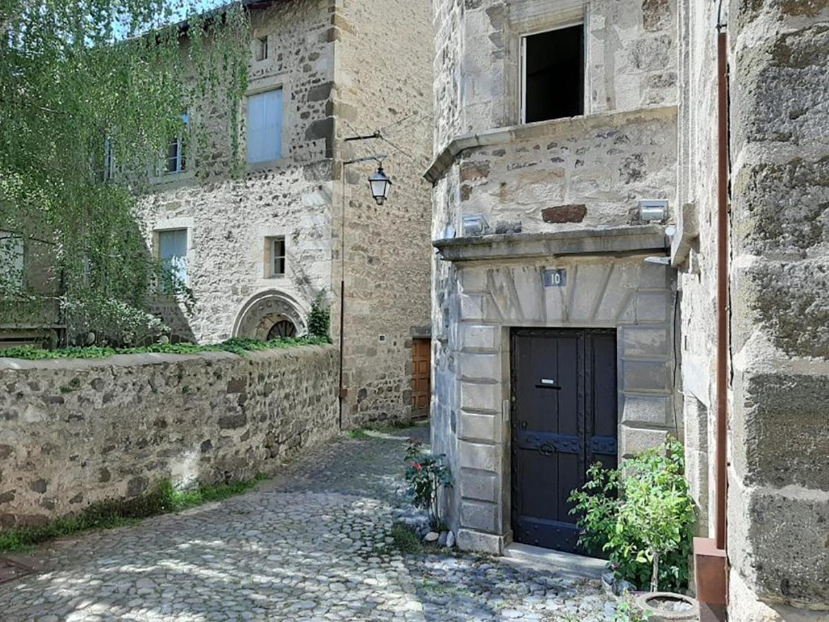 Maison Au Loup: 16th Century Hotel in Old Town Le Puy Exterior photo