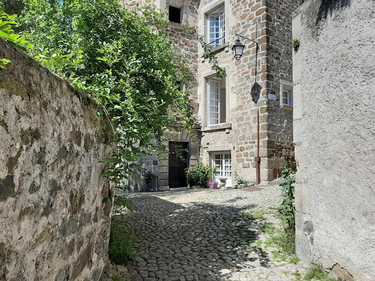 Maison Au Loup: 16th Century Hotel in Old Town Le Puy Exterior photo